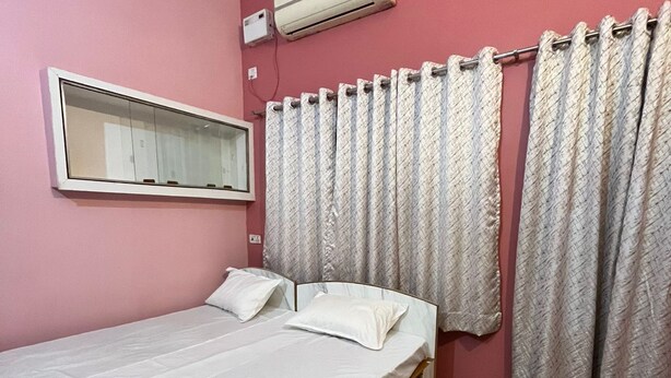 3 bedrooms, WiFi, bed sheets - Rudraksh Inn (Varanasi)