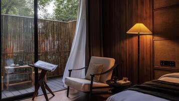Luxury-Doppelzimmer, Balkon, Blick auf den Innenhof | Zimmersafe, schallisolierte Zimmer, kostenloses WLAN