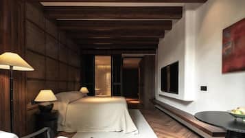 Luxury-Doppelzimmer, Balkon, Blick auf den Innenhof | Zimmersafe, schallisolierte Zimmer, kostenloses WLAN