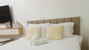 Room - Serene 1-Bedroom Apartment with Pool Access in Lapu-Lapu (Lapu-Lapu)