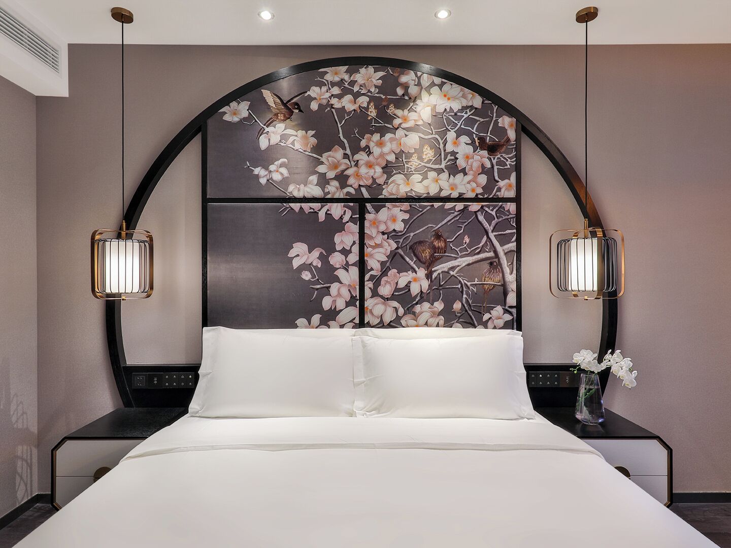 Quarto casal luxo | Edredons de pluma, frigobar (abastecido com itens grátis), escrivaninha