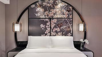 Quarto casal luxo | Edredons de pluma, frigobar (abastecido com itens grátis), escrivaninha