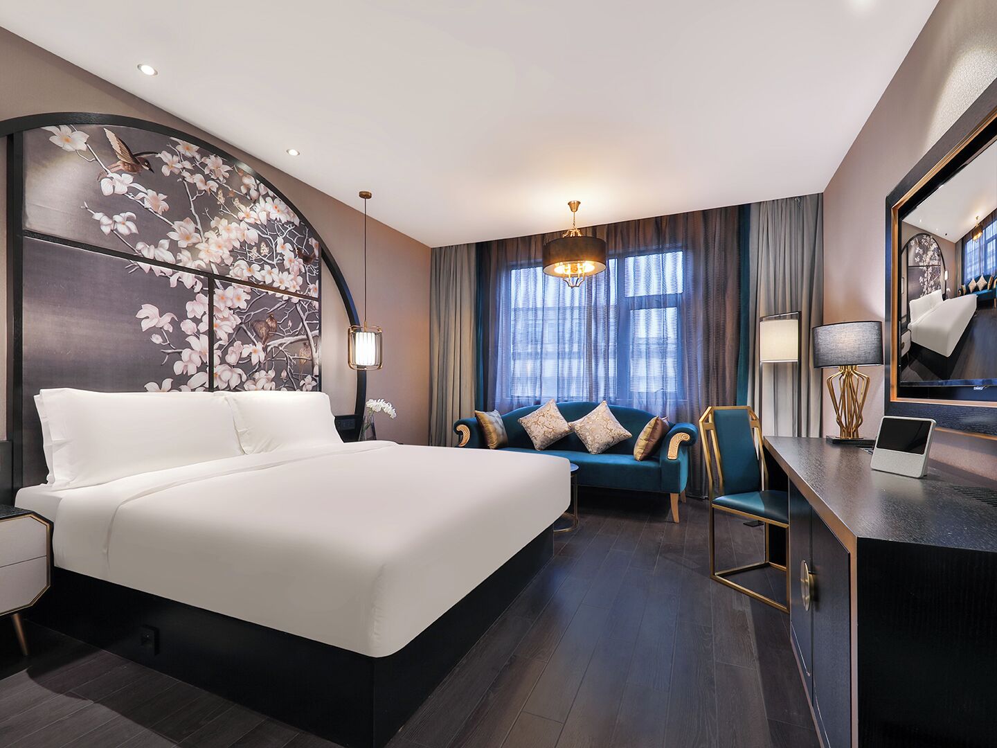 Quarto casal luxo | Edredons de pluma, frigobar (abastecido com itens grátis), escrivaninha