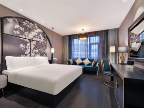 Habitació doble Deluxe | Cobrellits, minibar gratuït i escriptori 