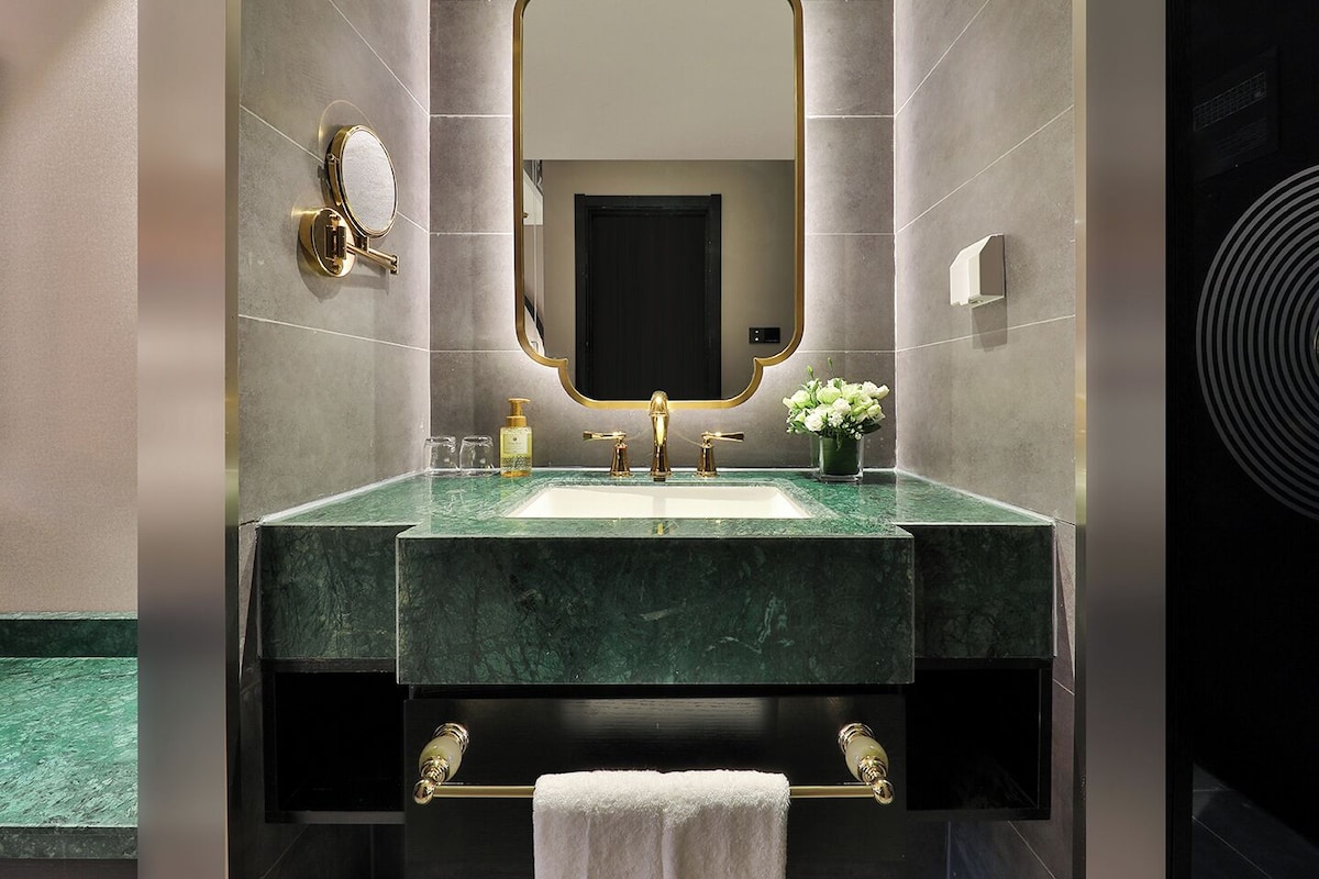 Deluxe-Doppelzimmer | Badezimmer | Dusche, Haartrockner, Handtücher