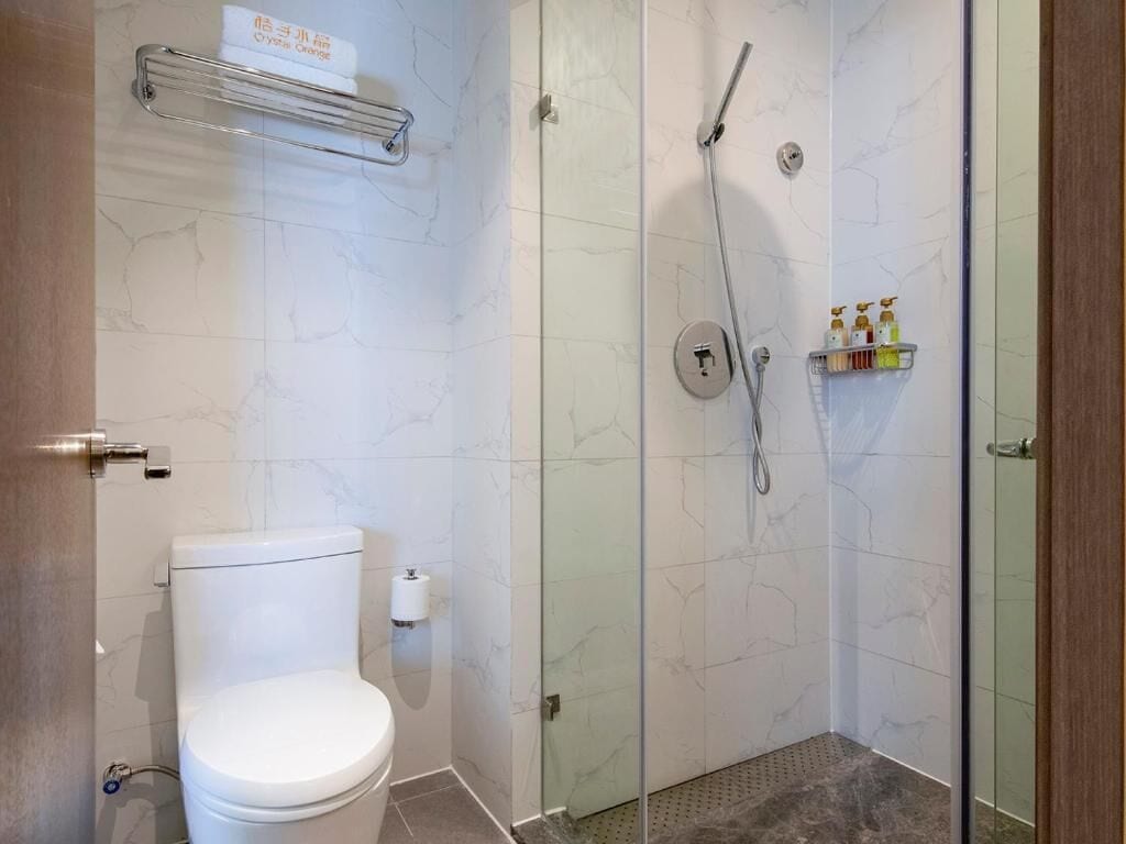 Deluxe tweepersoonskamer | Badkamer | Een douche, een haardroger, handdoeken