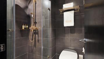 Deluxe Double Room | Bathroom | Shower, hair dryer, towels