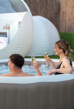 Outdoor spa tub - El Sueño del Duque (Villanueva de Tapia)