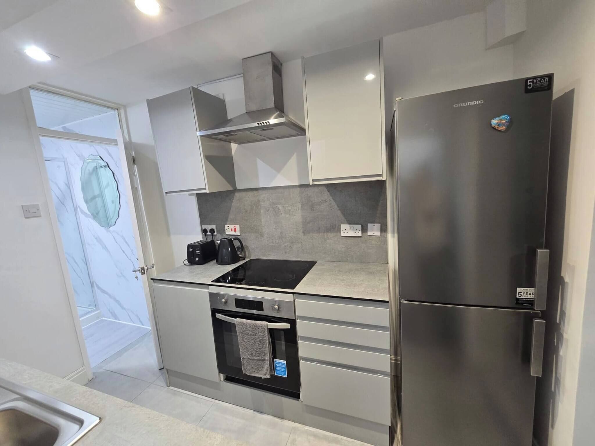 Coffee/tea maker, microwave, oven, stovetop