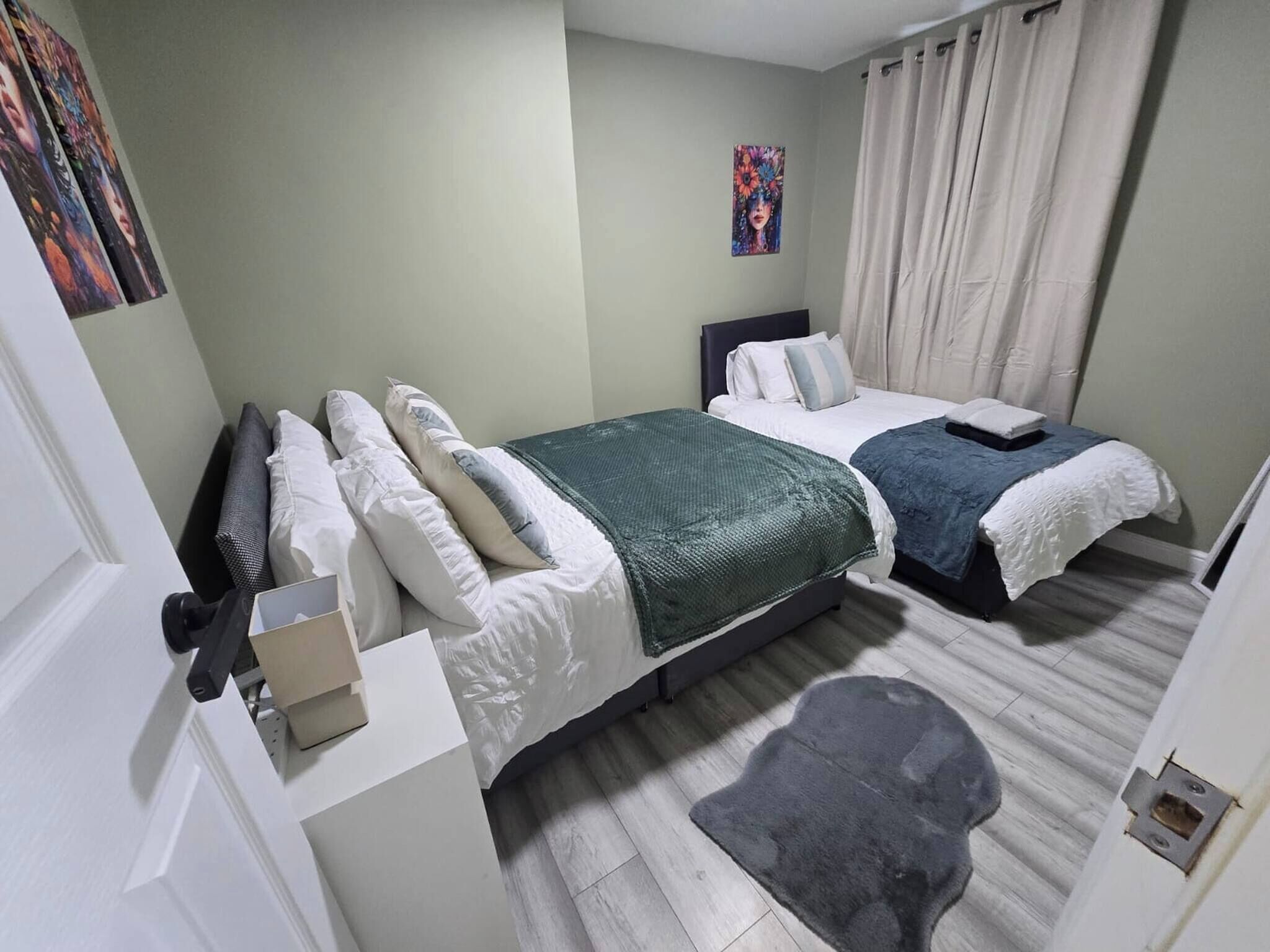 3 slaapkamers, een strijkplank/strijkijzer, internet, beddengoed