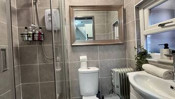 Dusche, Haartrockner, Handtücher