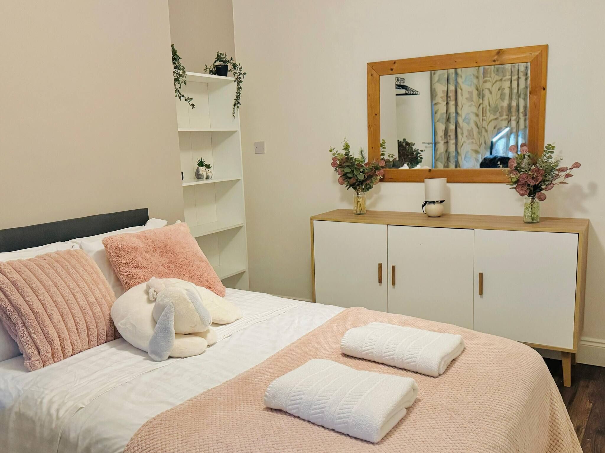5 bedrooms, iron/ironing board, internet, bed sheets