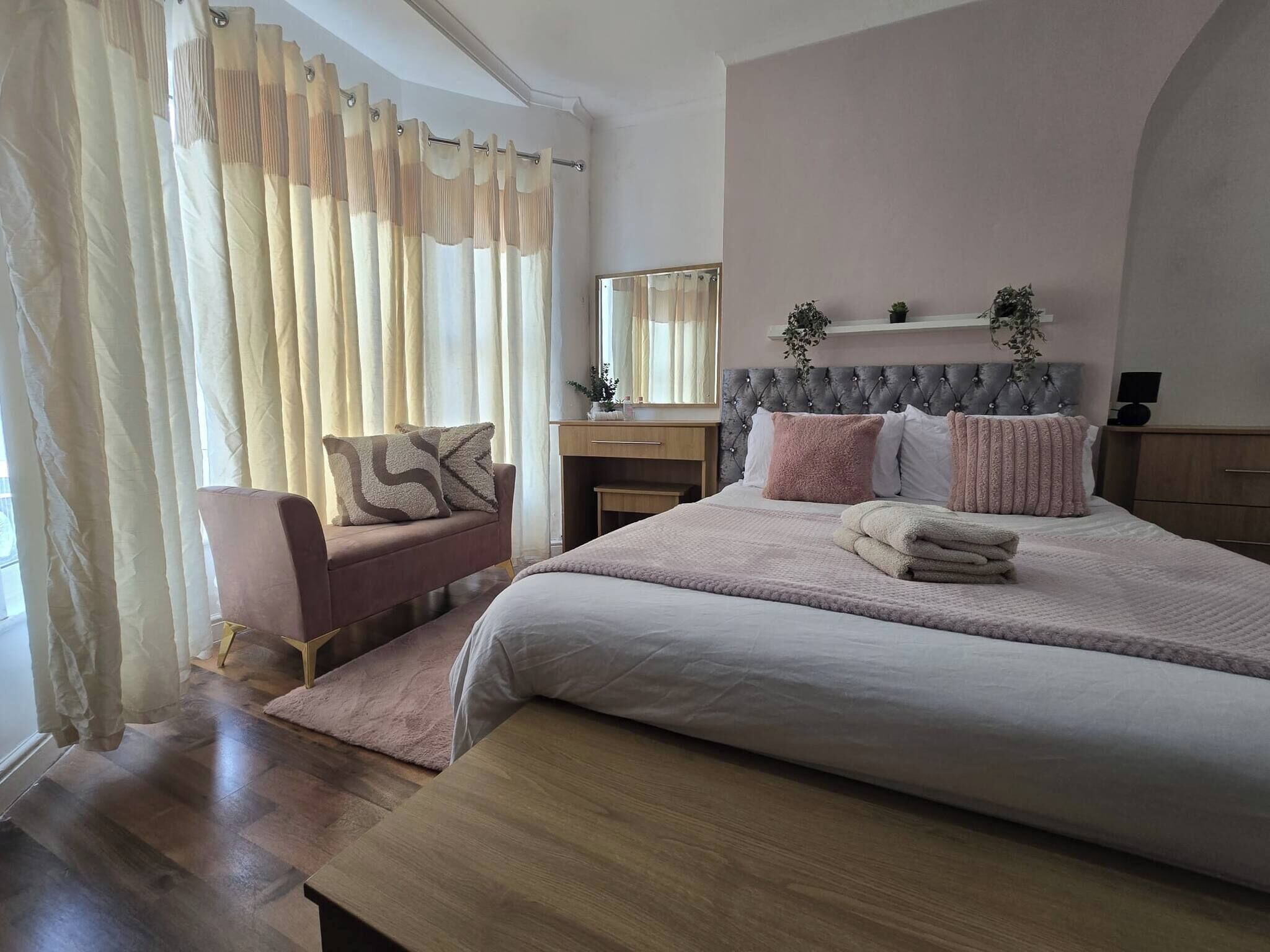 5 bedrooms, iron/ironing board, Internet, bed sheets