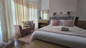 5 bedrooms, iron/ironing board, Internet, bed sheets