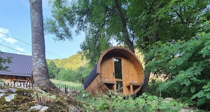 Quaint 2-bedroom chalet in enchanting Sub Piatră getaway