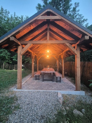 Outdoor dining - Quaint 2-bedroom chalet in enchanting Sub Piatră getaway (Sub Piatră)