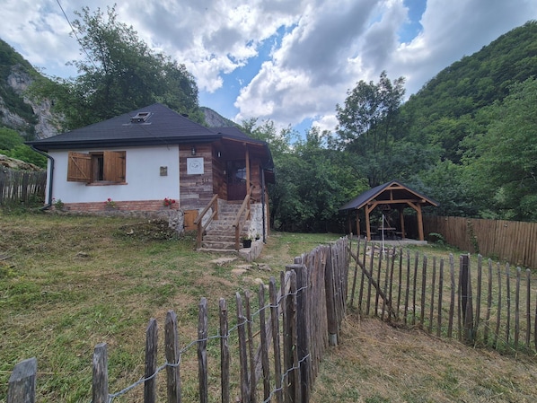 Exterior - Quaint 2-bedroom chalet in enchanting Sub Piatră getaway (Sub Piatră)
