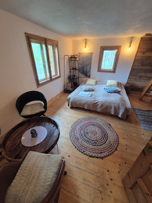 Room - Quaint 2-bedroom chalet in enchanting Sub Piatră getaway (Sub Piatră)