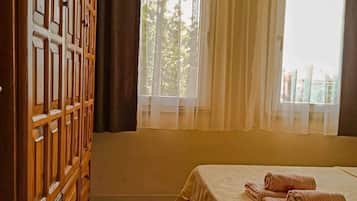 1 dormitorio, tabla de planchar con plancha, Internet y ropa de cama