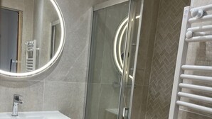 Shower, hair dryer, towels, soap - Charming duplex in the heart of Piana—Views of the village and the calanques (Piana)
