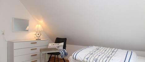 2 habitaciones y tabla de planchar con plancha