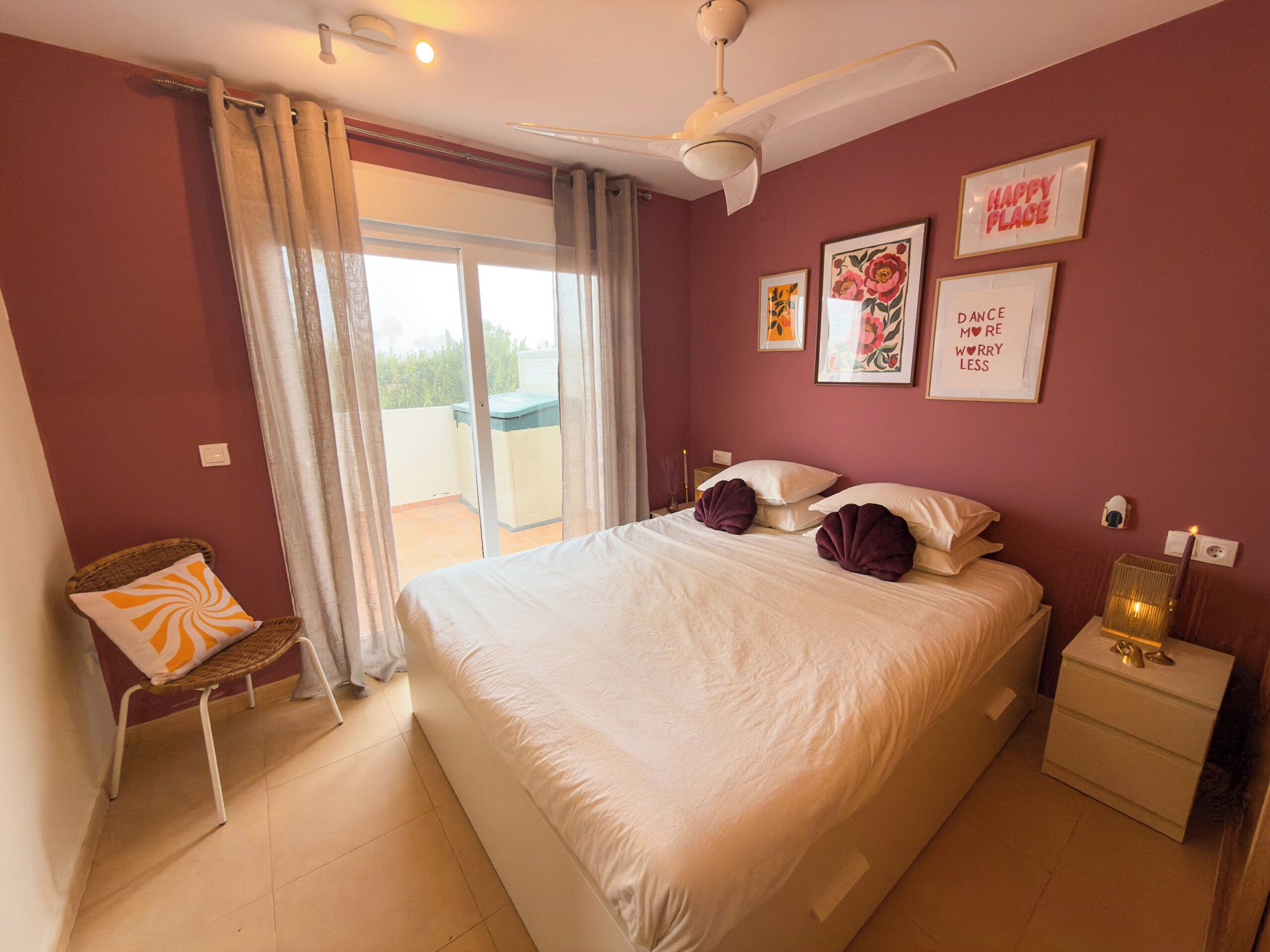 3 bedrooms, iron/ironing board, WiFi, bed sheets