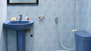 Kamar Double Romantis, patio, pemandangan sungai | Kamar mandi | Shower, handuk, sabun, dan sampo