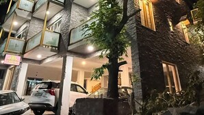 Un hotel de varios pisos con balcones y fachada de piedra.