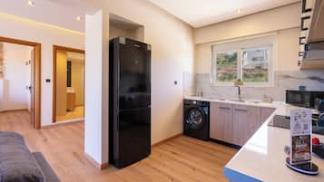 Coffee/tea maker, fridge, microwave, stovetop