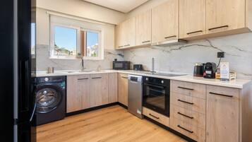 Coffee/tea maker, fridge, microwave, stovetop