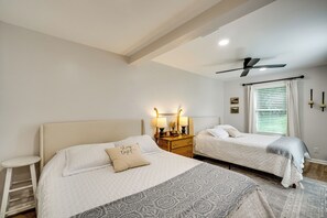 2 bedrooms, desk, iron/ironing board, travel cot - Country Cottage Near Norris Lake (Sharps Chapel)