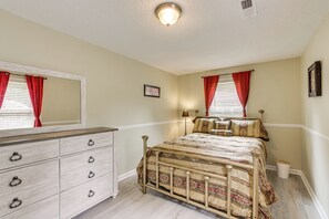 A bedroom with a bed, dresser, and a mirror. - 4 Mi to Dtwn! 'Carolyn's Cottage' in Decatur (Decatur)
