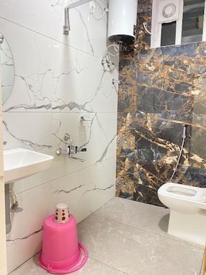 Deluxe Double Room | Bathroom | Shower, toilet paper