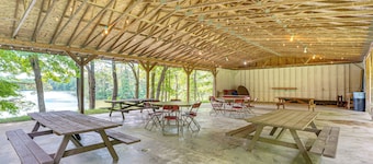 Family Fun! Bliss Studio w/ Lake & Trail Access