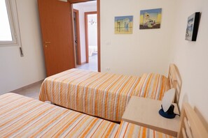 2 bedrooms, iron/ironing board - Cozy apartment of about 90 sqm, able to accommodate up to 4 guests, located on the first floor of a modern building with an elevator. The property is situated in a residential area of ​​Pozzallo—a seaside town whose beaches have repeatedly been awa (Pozzallo)