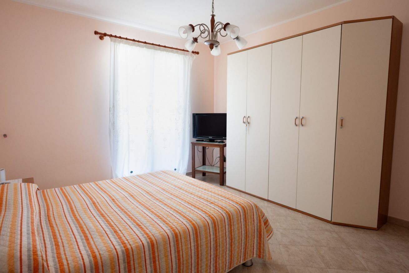 2 bedrooms, iron/ironing board