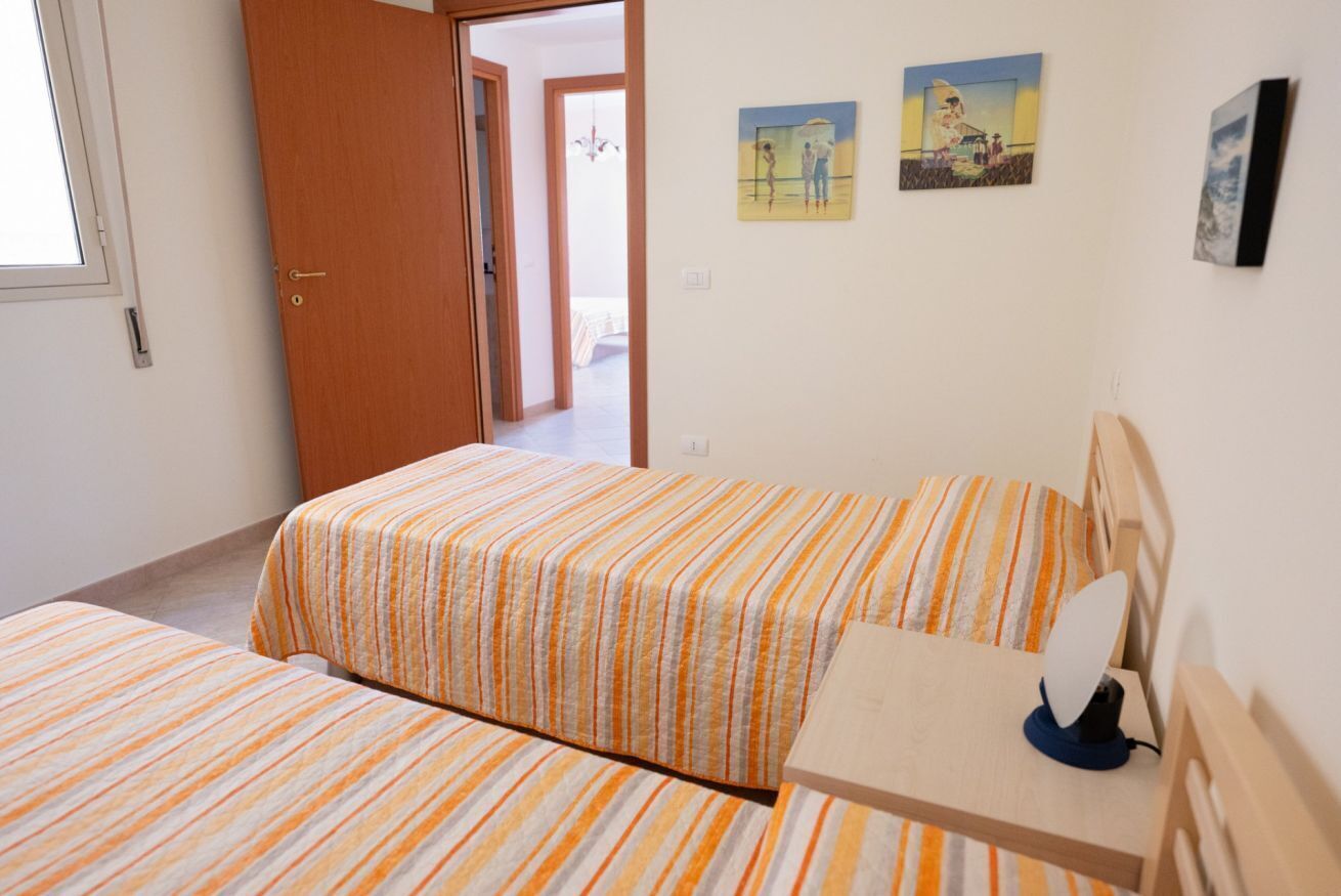 2 habitaciones y tabla de planchar con plancha 