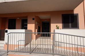 Exterior detail - Cozy apartment of about 90 sqm, able to accommodate up to 4 guests, located on the first floor of a modern building with an elevator. The property is situated in a residential area of ​​Pozzallo—a seaside town whose beaches have repeatedly been awa (Pozzallo)