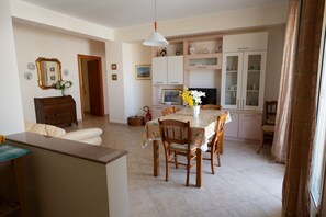 Interior - Cozy apartment of about 90 sqm, able to accommodate up to 4 guests, located on the first floor of a modern building with an elevator. The property is situated in a residential area of ​​Pozzallo—a seaside town whose beaches have repeatedly been awa (Pozzallo)