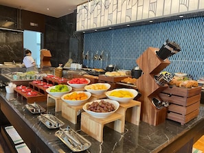 Ein Buffet mit verschiedenen Früchten und Backwaren.