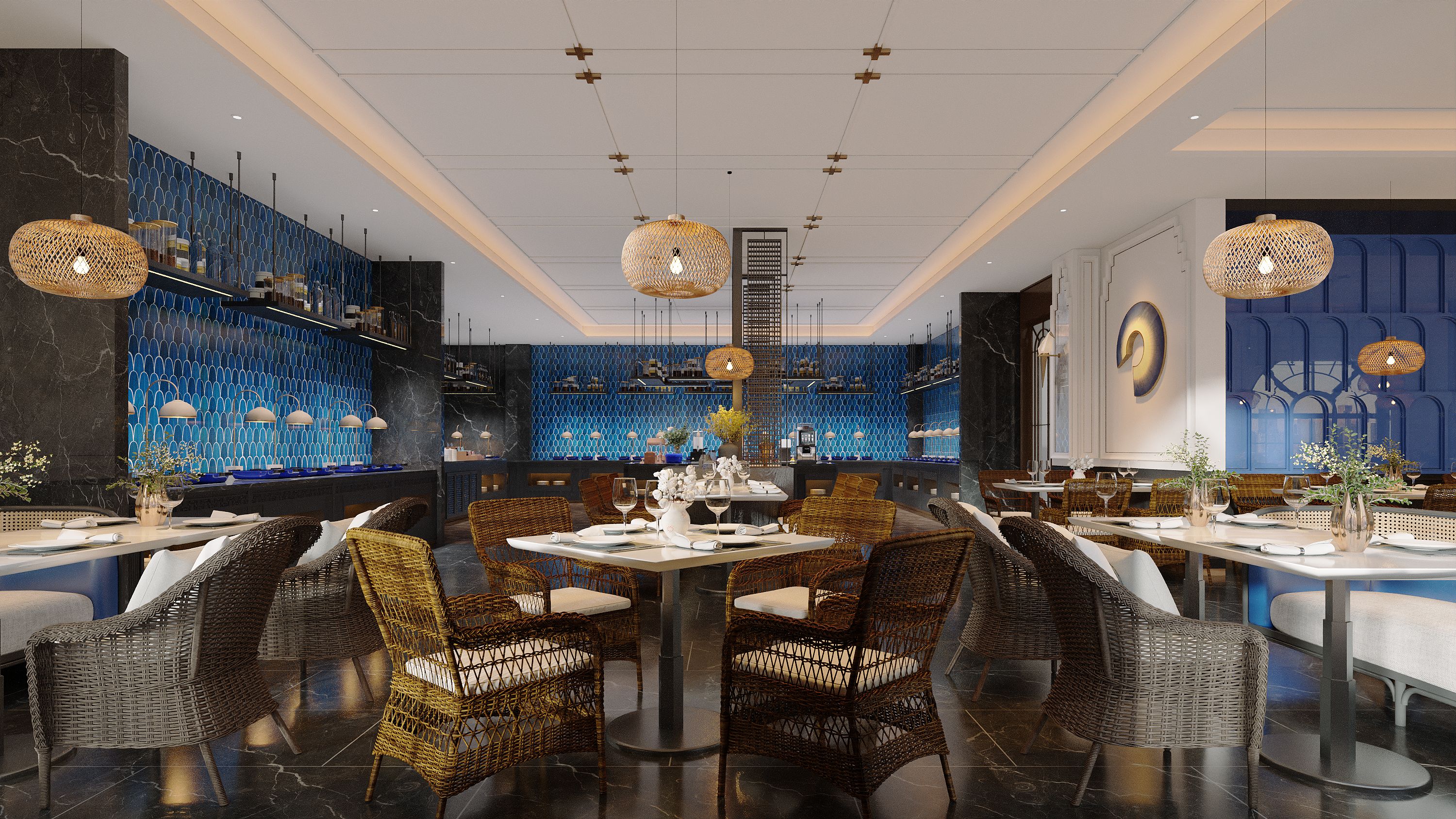 Een modern restaurantinterieur met hoge plafonds, blauwe muren met patroon en rieten meubels.