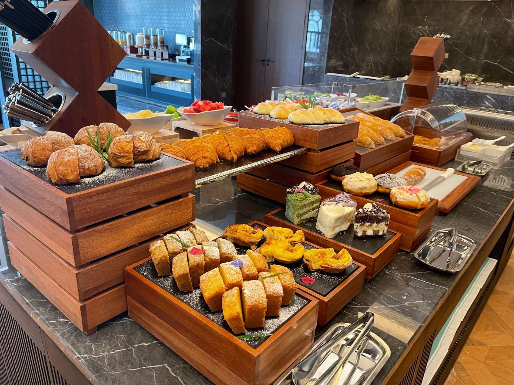 Un buffet proposant une variété de pâtisseries et de desserts.
