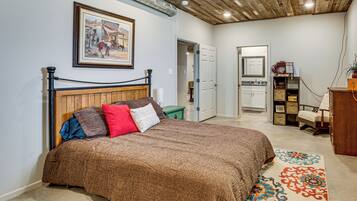 3 bedrooms, iron/ironing board, travel crib, internet