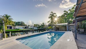 Ein rechteckiger Pool mit einer gefliesten Kante, umgeben von einer Betonplattform.