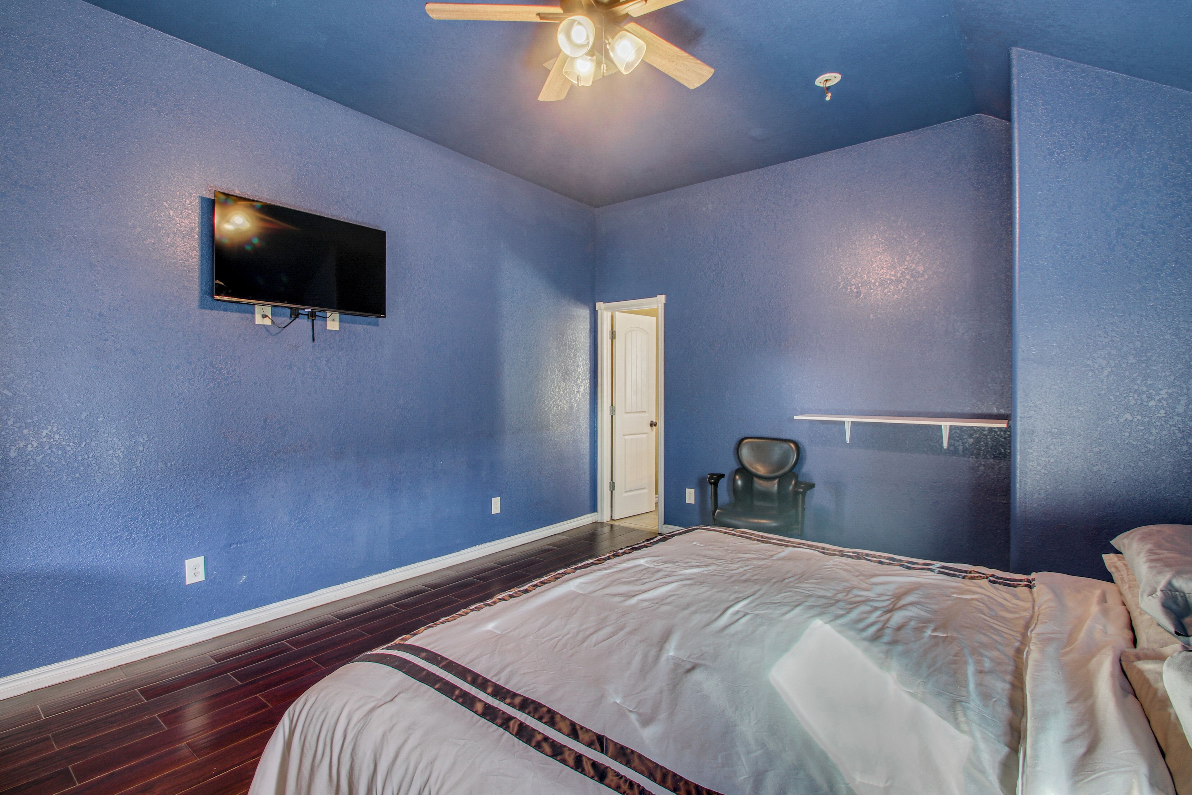 4 bedrooms, desk, iron/ironing board, internet