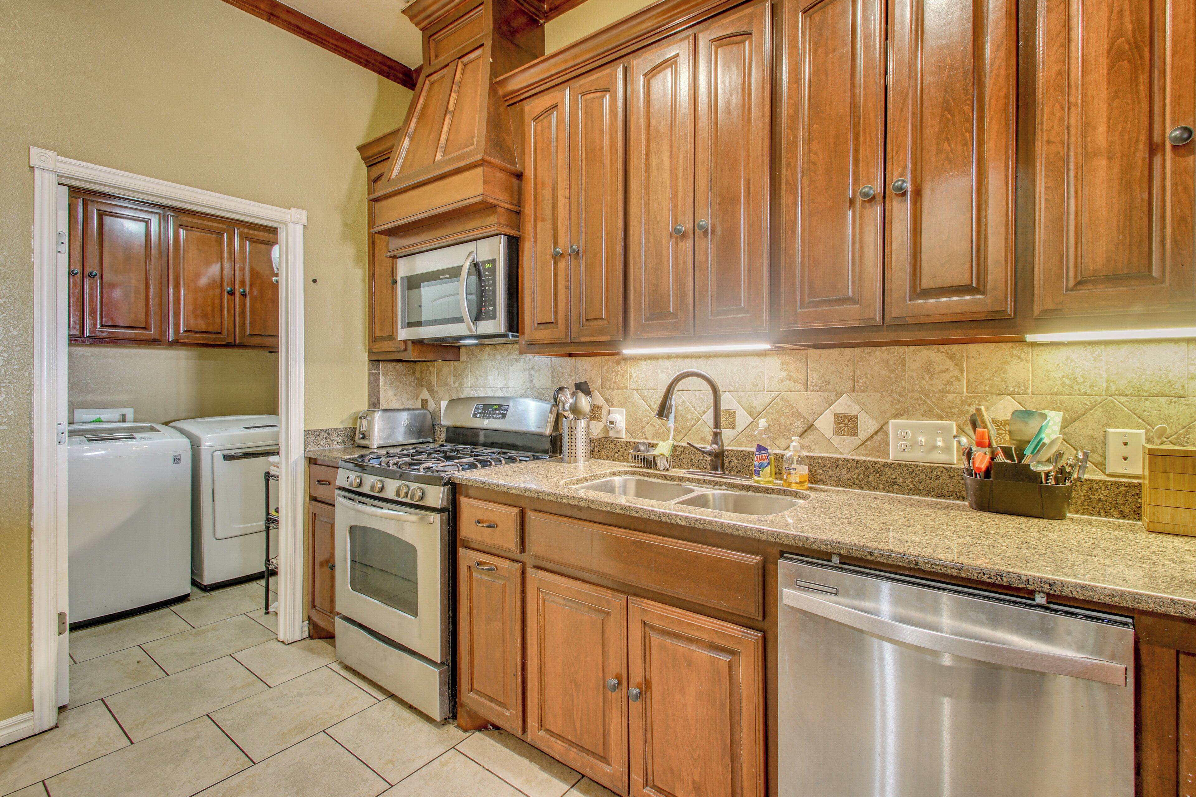 Coffee/tea maker, fridge, microwave, stovetop