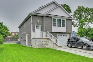 Exterior - Walk to Train! Updated Apt in Huntington Station (Huntington Station)