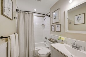 Hair dryer, towels - Walk to Train! Updated Apt in Huntington Station (Huntington Station)
