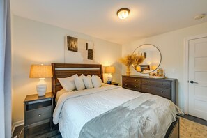 Desk, iron/ironing board, internet, bed sheets - Walk to Train! Updated Apt in Huntington Station (Huntington Station)