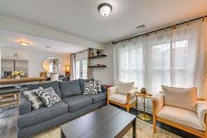 TV - Walk to Train! Updated Apt in Huntington Station (Huntington Station)